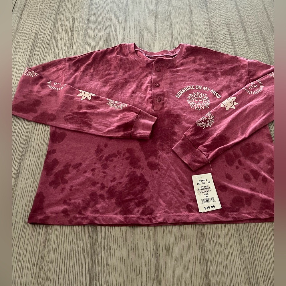 MIGHTY FINE  Woman’s cropped graphic top